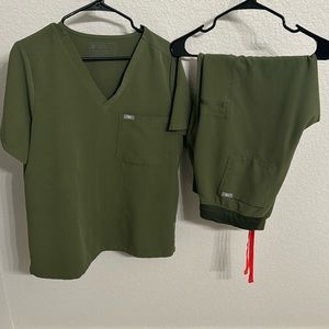 Figs Women’s Scrub Set